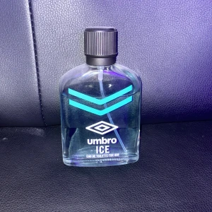 Umbro Ice Eau de Toilette - Fräsch och sportig Eau de Toilette för honom från Umbro. Perfekt för dig som gillar en aktiv livsstil och vill ha en modern touch i din doftsamling. Snygg, enkel flaska med blå detaljer.