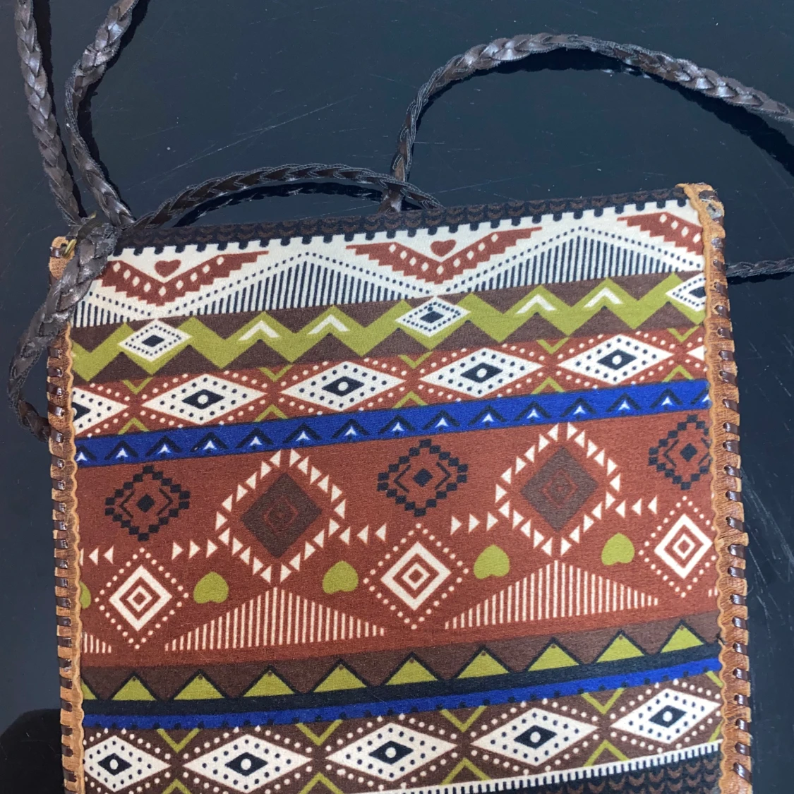 Mönstrad axelväska med skinnblomma - 4