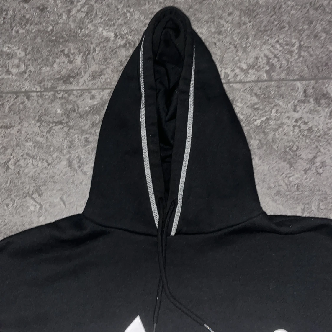 Svart hoodie med vit graffiti-text - 2