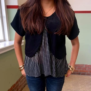 Svart bolero  - Supersöt bolero! Perfekt över en söt blus eller liknande som på bilden! Storlek och märke är okänt men uppskattas till S/M. Enkelt plagg att piffa till en outfit! Modellen bär oftas storlek S