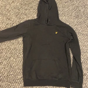 Svart hoodie från Lyle & Scott - 12-13 år men sitter som xs