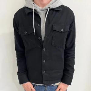 Selected Homme Overshirt - Hej! Säljer nu denna feta Selected Homme overshirt för endast 329kr!!! Perfekt för lite kallare väder🍁.   Skick 9,2/10✅,använd ett fåtal gånger! Skriv vid minsta fundering!!!