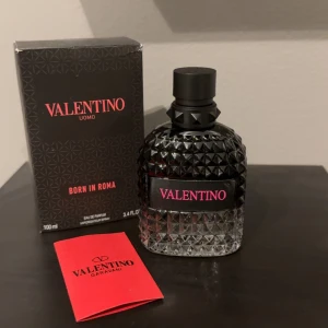 Valentino Uomo Born In Roma 100ml - Helt ny! Valentino parfym pris 800kr är Apsolut inte spikat så kom med bud,MVH/Lex😁