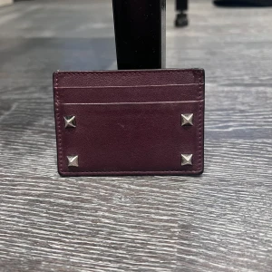 Valentino garavani korthållare - Säljer min rikigt snygga valentino garavani korthållar, använd ytterst fåtal gånger. Inga defekter. Boxen är tyvärr slängd. Nypris ungefär 3500kr. Bild fyra visar samma korthållare fast i annan färg.