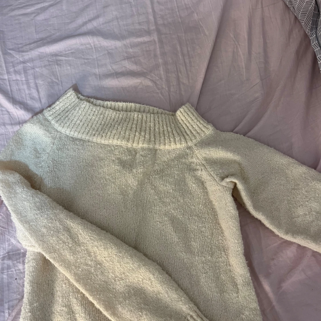 Beige stickad polotröja med ribbad krage - 3