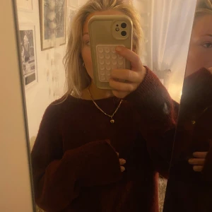 Vinröd röd stickad tröja Zara - Mysig stickad tröja i storlek S från Zara