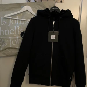 Moose Knuckles Bunny - Säljer denna helt nya moose knuckles bunny i dubbel svart färg⚫️ Taggsen sitter kvar på och den är köpt på Johnells, nypris 4700kr✅ Den är storlek Xs men passar S. Vid fler frågor och funderingar så är det bara att höra av dig🙌