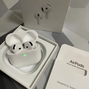 AirPods 4 - Snygga och trådlösa AirPods 4 med aktiv brusreducering. Levereras komplett med laddningsetui och originalförpackning. Produkten ser ut att vara i nyskick utan synligt slitage eller repor. Perfekt för musik, samtal och träning.
