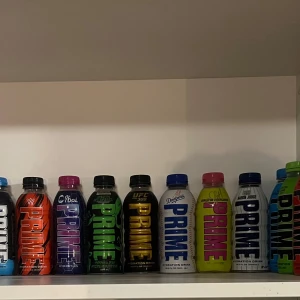 Prime Hydration Limited Edition Collection - Samling av Prime Hydration-flaskor i olika limited edition-varianter, inklusive WWE, UFC, Dodgers, Erling Haaland och Aaron Judge. Flaskorna är i nyskick, färgglada och perfekta för samlare eller fans av sport och dryck. Ingen synlig skada eller slitage. Alla burkar syns inte på bilden