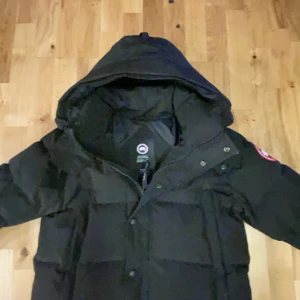 Svart dunjacka från Canada Goose - Säljer min canada goose då jag inte längre använder den och har skaffat ny jacka.