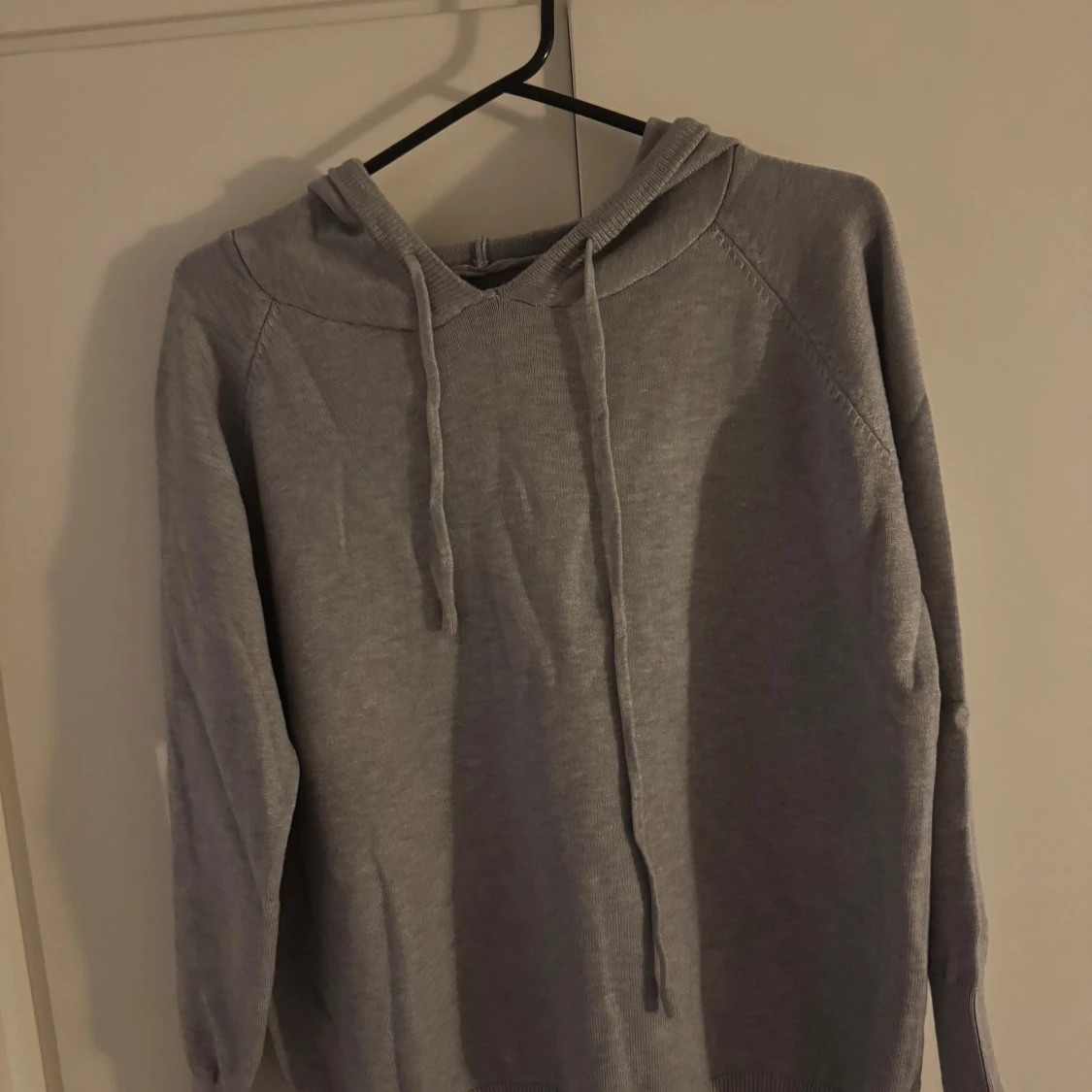 Grå hoodie med huva och snörning
