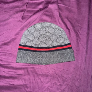 Gucci mössa - Gucci mössa gjord av Kashmir 10/10 kvalité, perfekt till vintern kan gå ner i pris!