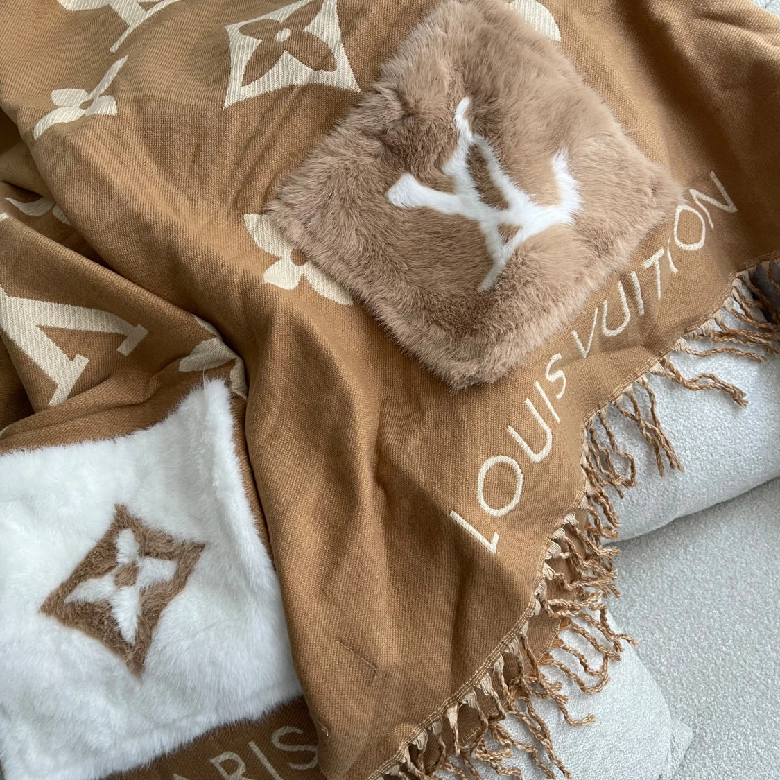 Beige  Vuitton halsduk med fuskpäls - 2