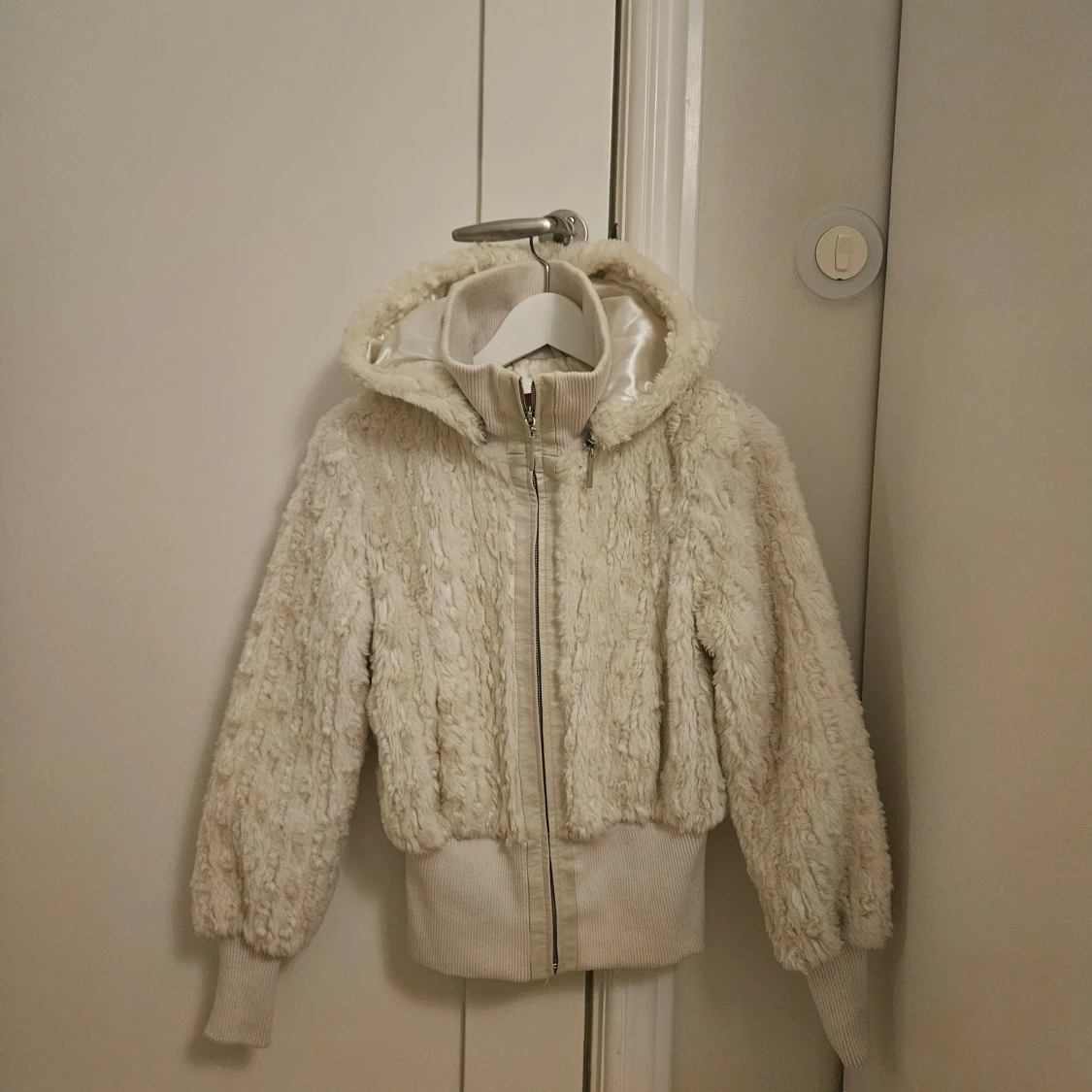 Vit teddyjacka med huva från Kaos