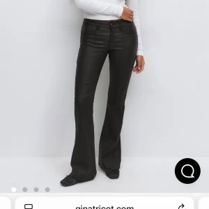 Lågmidjade bootcut skinnbyxor - Snygga svarta skinnbyxor från Gina Tricot. Använda cirka 2 gånger så nästan som nya. Nästan slutsålda i alla storlekar. De är lågmidjade och bootcut.