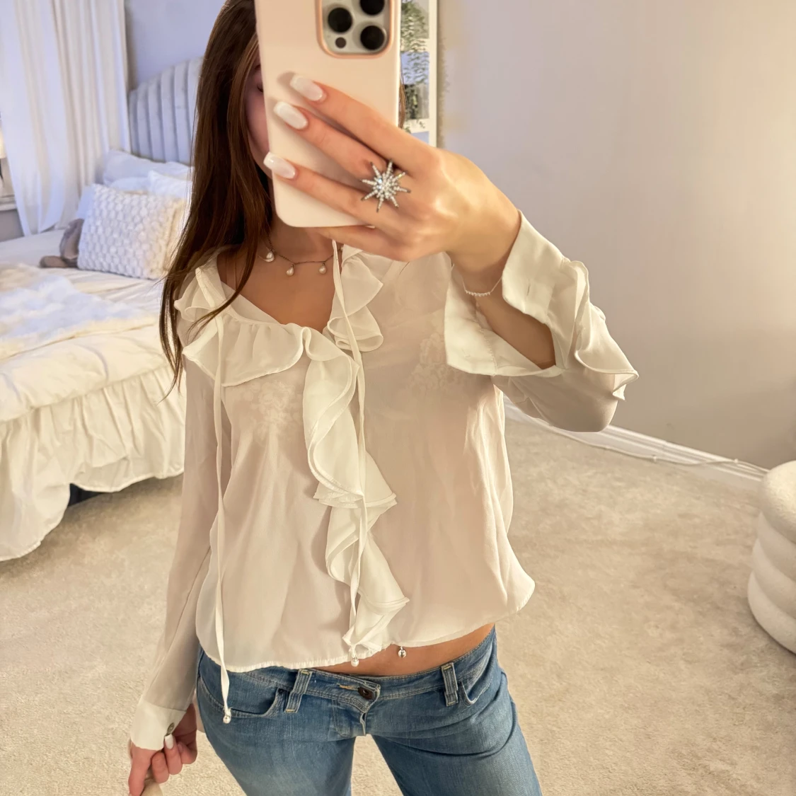 Vit blus med volang  - 3