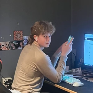 Julian  - Säljer en stilren beige långärmad tröja i mjuk bomull. Tröjan har en klassisk rund hals och normal passform, perfekt för dig som gillar enkel och clean stil. Passar dig som vill ha en basic topp att matcha med jeans eller chinos.