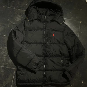 Polo Ralph Lauren jacka  - Fräsch jacka köptes förra vintern till min son, men den var för stor✅ passar vanlig M❗️Hör av er vid frågor o liknande ‼️✅