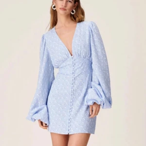 Adoore Florence  - Helt ny och oanvänd klänning från Adoore. Alla lappar kvar och ligger kvar i påsen. Köparen står för frakten.  Nypris 1495kr 