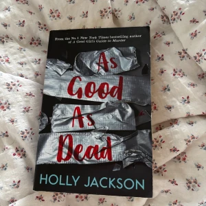 As Good As Dead - En spännande thriller om Pip Fitz-Amobi, som dras in i ett nytt fall där hon själv är måltavlan. Med en stalker efter sig och kopplingar till en seriemördare måste hon hitta svaren innan det är för sent. Perfekt för dig som gillar nervkittlande mysterier och deckare!