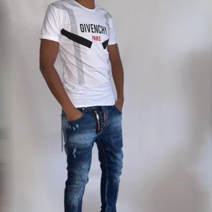 Givenchy paris t shirt strl XS vit  - Helt ny. Fin replika med grym kvalitét. Modellen är 175cm lång, bär storlek XS. Pris: 599kr. Först till kvarn. Skickas direkt inom 24h