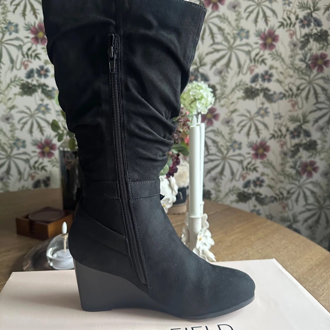 Svarta stövletter med kilklack från Anna Field - 1