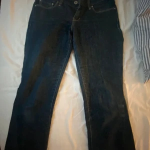 Mörkblå bootcut, väldigt low waist jeans från levi’s  - Snygga mörkblå jeans från Levi's med klassisk femficksdesign. Säljer då de är för små, midjan är normalstorlek. Dem passar mig som är 165 i längd. Pris kan diskuteras 💕