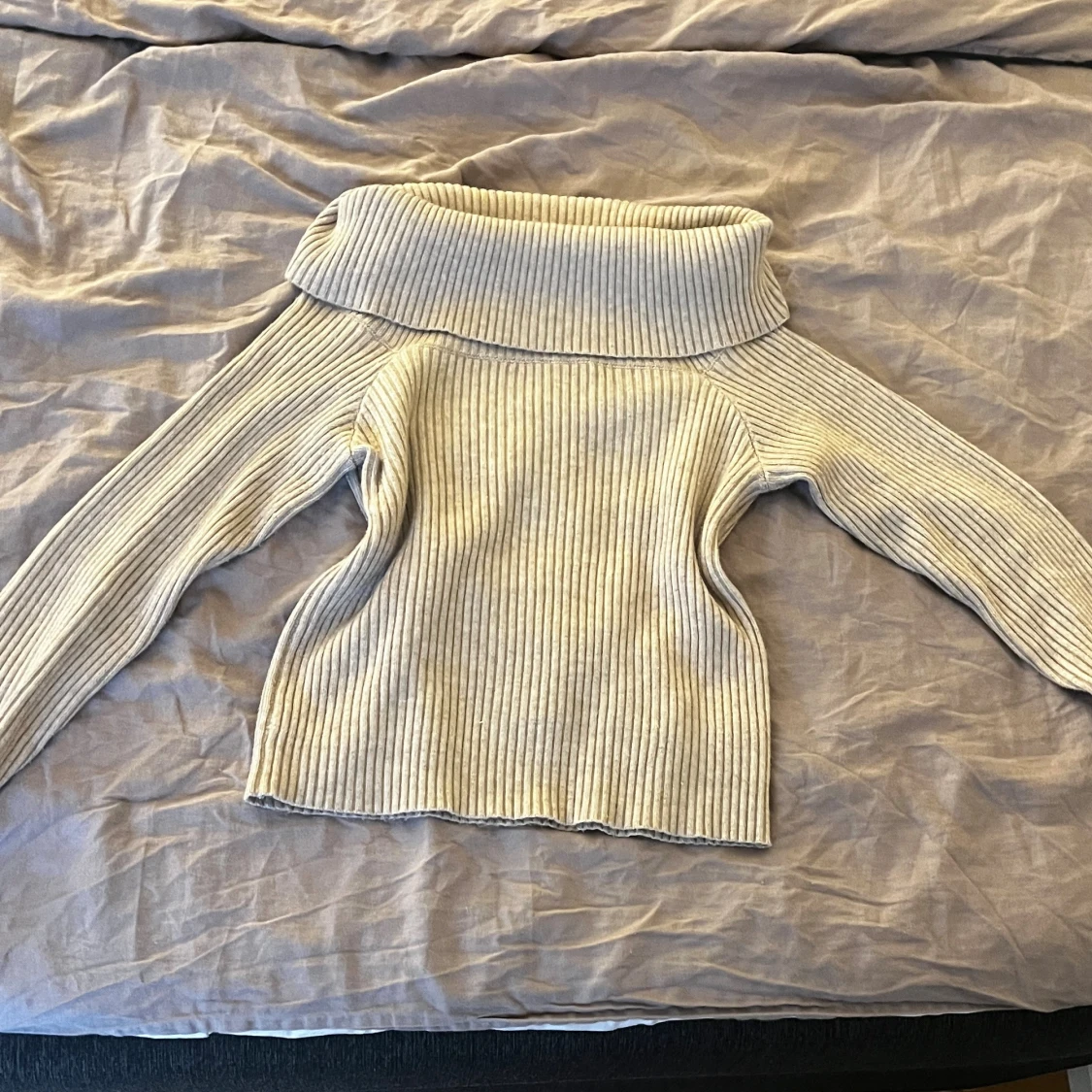 Beige ribbad offshoulder stickad tröja - 1