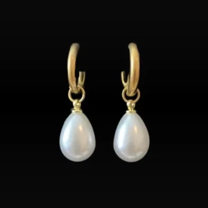 Guldiga örhängen med droppformade pärlor - Finns även i silverfärgad variant.  Priset avser ett par örhängen. Material: Rostfritt stål Längd: ca 30 mm Nickelfria och handgjorda.