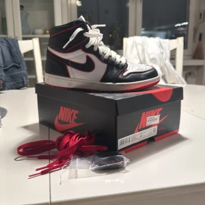 Jordan 1 High bloodline - Mycket bra skick, använda extremt få gånger 3olika snören ingår, låda. Tveka inte att skriva vid frågor eller liknande!