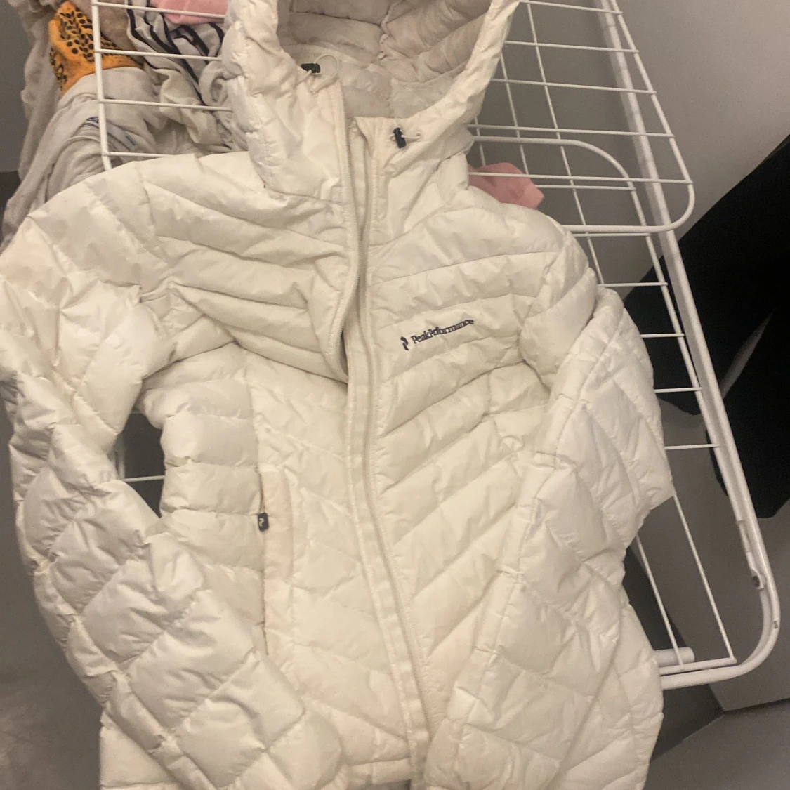 Vit pufferjacka från Peak Performance - 1
