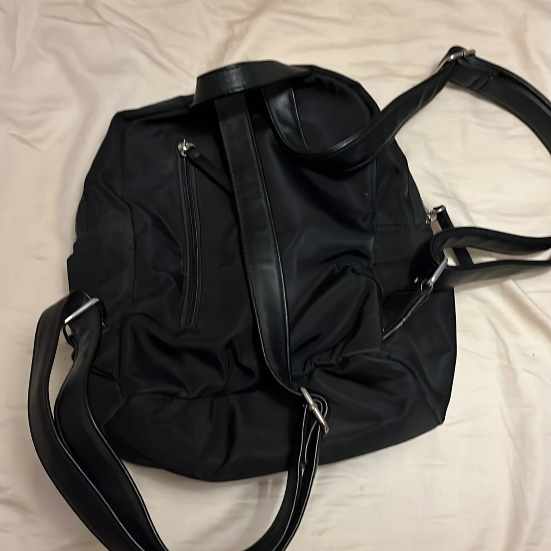 Svart ryggsäck med dragkedjor - 1