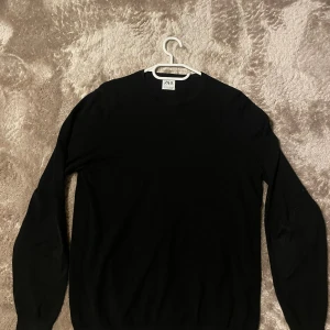 Svart stickad tröja från Zara - En stilren svart stickad tröja från Zara i storlek M. Tröjan har rund hals och långa ärmar. Riktigt fin tröja som jag egentligen inte vill sälja men gör det ändå. 