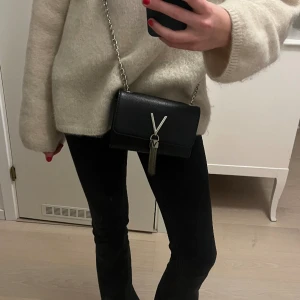 Valentino väska - Säljer denna snygga valentino väskan.           Nypris 849kr 