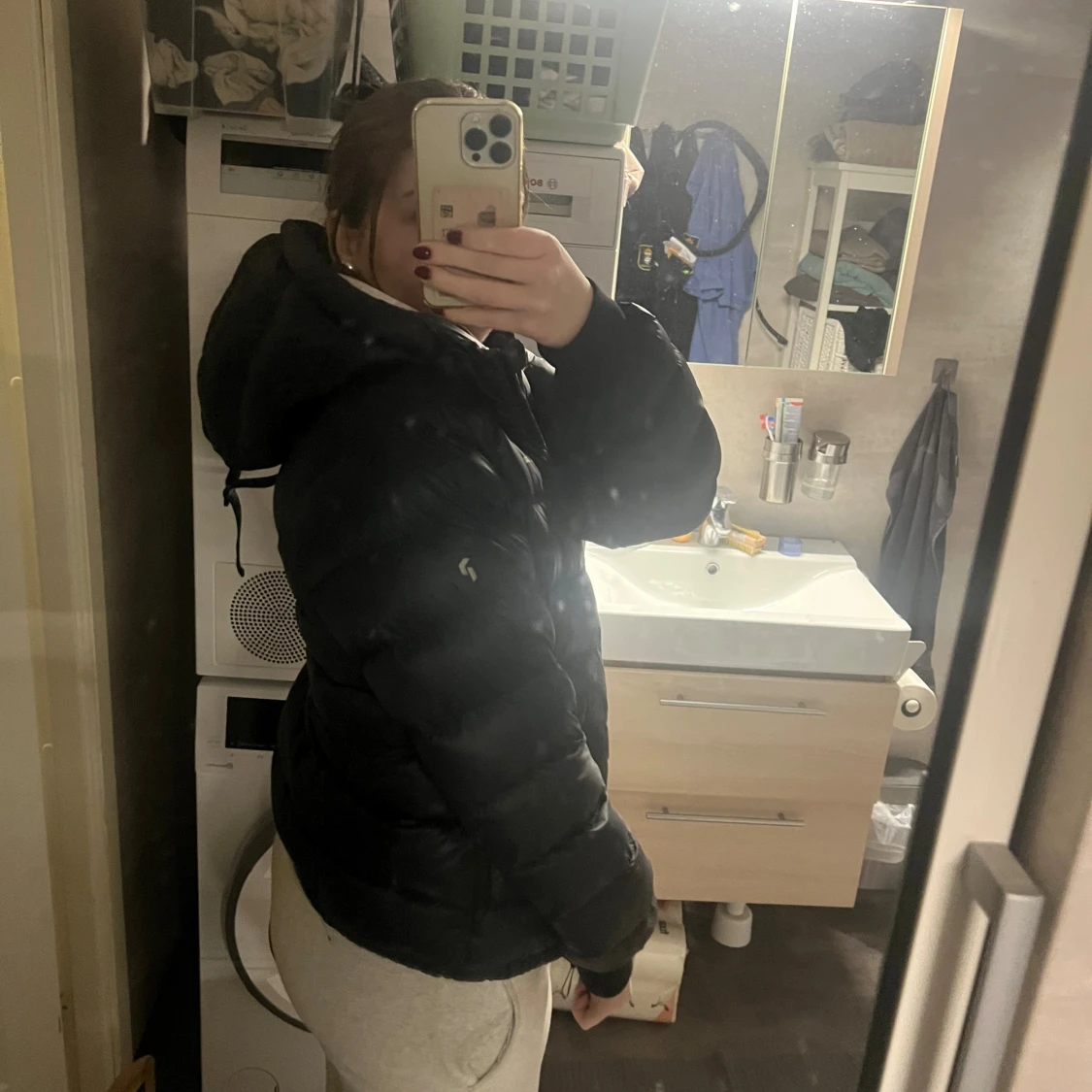 Svart Peak Performance pufferjacka med huva - 1