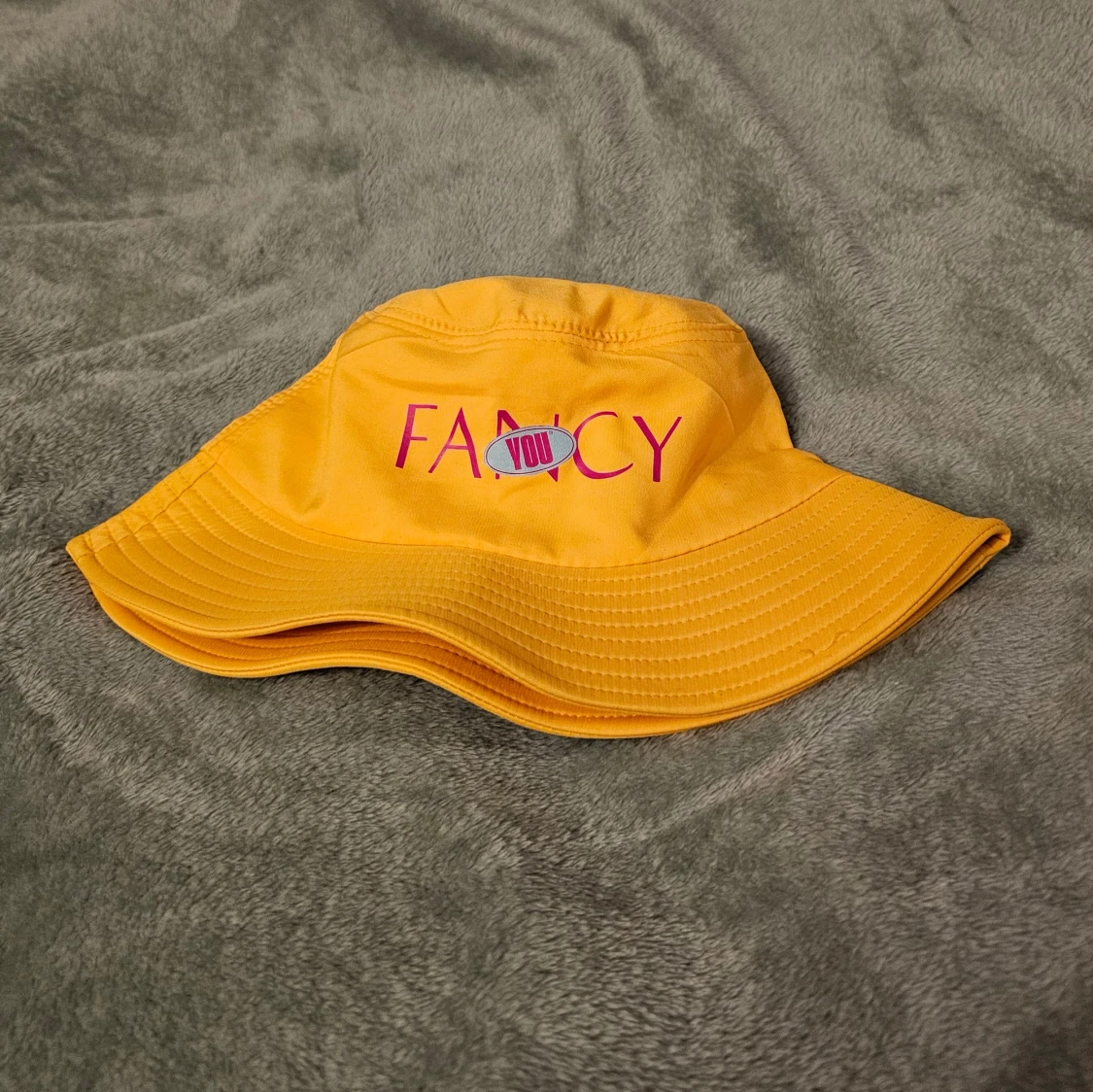 Gul bucket hat med FANCY YOU-tryck