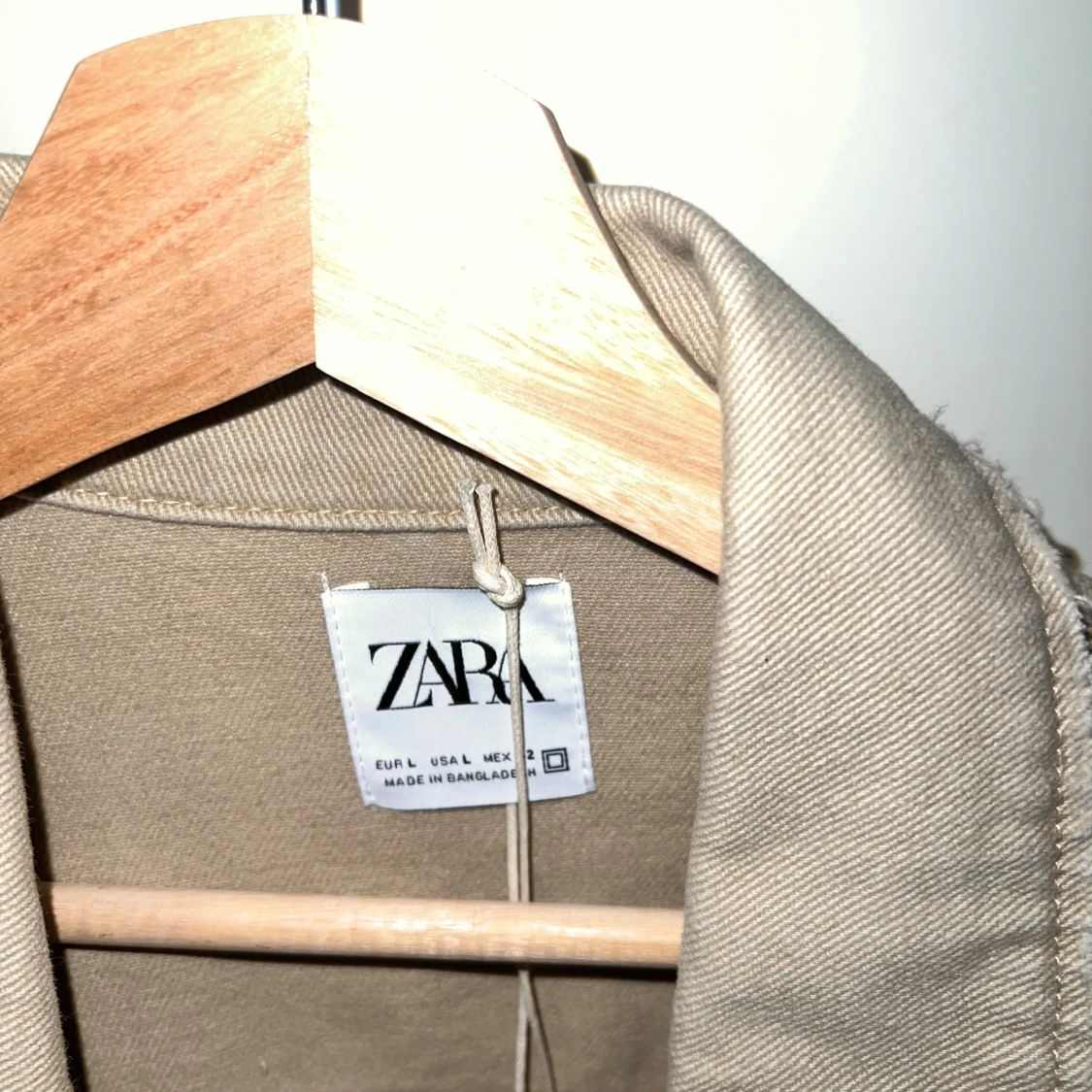 Beige overshirt från Zara med stänk - 2