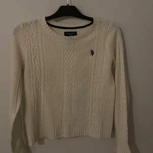 Ralph Lauren Tröja - U.S POLO ASSA vit tröja i det klassiska mönstret 