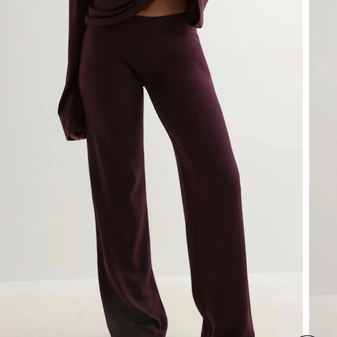 Vinröda byxor med wide fit