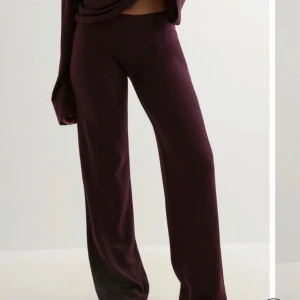 Vinröda byxor  med wide fit  - Rödvin set från Nelly så fin och inte använd 1 enda gång. Säljer den eftersom beställde fel storlek och kunde ej lämna tillbaka. Ordinare pris 698 kr säljer för 600kr