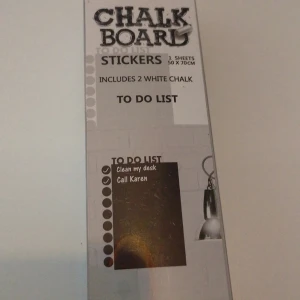 Chalk Board Stickers To Do List - Praktisk självhäftande griffeltavla för att göra-listor, inkluderar 2 vita kritor. Storlek: 50x70 cm. Perfekt för kontor eller hemmet.