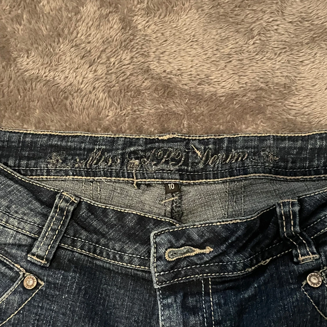 Miss Hot jeans med nitar och strass - 4