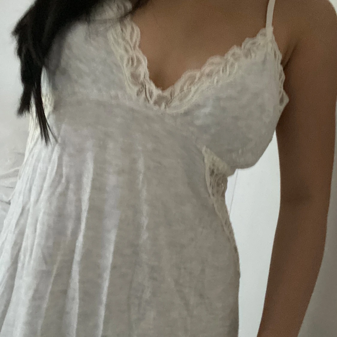 Vit kortklänning med spetsdetaljer - 4