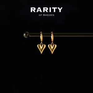 Heart Earring - Gold: Guldiga hjärtörhängen  - Otroligt snygga örhängen med hjärtan i rostfritt stål!! Örhängena är i fin guldig färg och passar så bra för att piffa upp en outfit och lägga till en extra detalj🪽Likt alla andra våra smycken tål dessa örhängen vatten och håller sitt glans länge!! Vid frågor eller funderingar - välkommen att skriva till oss🪽