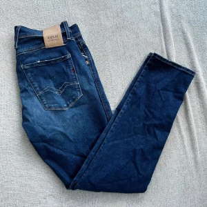 Replay Hyperflex Anbass jeans blå - Snygga Replay Hyperflex Anbass jeans i mörkblå tvätt med klassisk femficksdesign