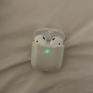 Apple AirPods (2nd generation) - Säljer ett par Apple AirPods (2nd gen) med laddningsetui. Hörlurarna är trådlösa och fungerar utmärkt, med synlig laddningsindikator. Viss yttre smuts och mindre repor på etuiet, men i gott skick. Perfekt för musik, samtal och träning. Rengjorda och fina inför försäljning💕