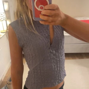 Ljuslila/grå omlott topp från Zara - Säljer en lila/grå topp från zara! Den har kommit till användning få tal gånger och tröjan säljs inte längre på hemsidan!!💞Pris kan diskuteras!! 