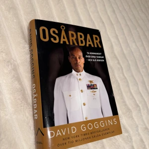 Osårbar - David goggins inspirerande bok om mental styrka och självdisciplin, skriven av en av världens främsta uthållighetsidrottare. Perfekt för dig som vill utmana dig själv, ta kontroll över dina tankar och nå din fulla potential. Modern design och motiverande budskap.