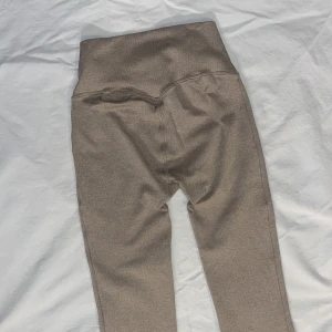 Utsvängda yogapants från Aimn - Populära beiga utsvängda tränings/vardags tights från Aimn! Storlek S 💞