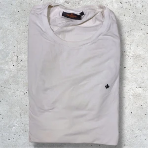 Morris T-Shirt - Säljer denna vita Morris T-Shirten i stl M. Tröjan är i bra skick utan några defekter. Hör av er vid frågor, pris kan diskuteras något!